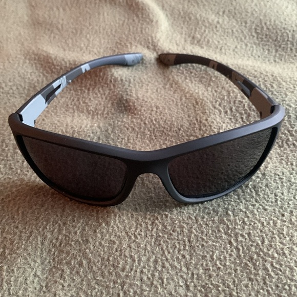 New Kuguack black sunglasses with drawstring bag. - Picture 4 of 5